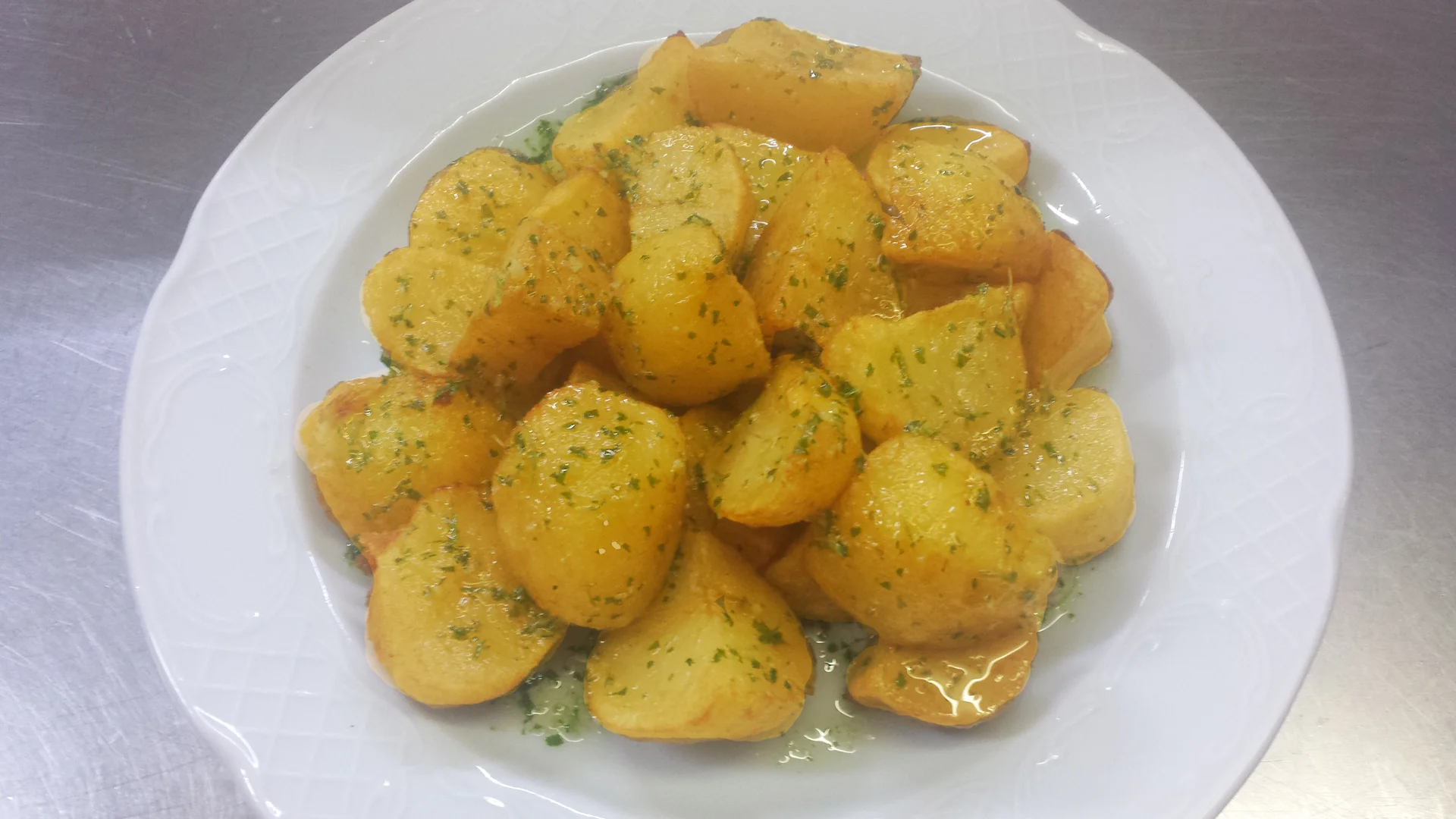 Patatas bravas grandes